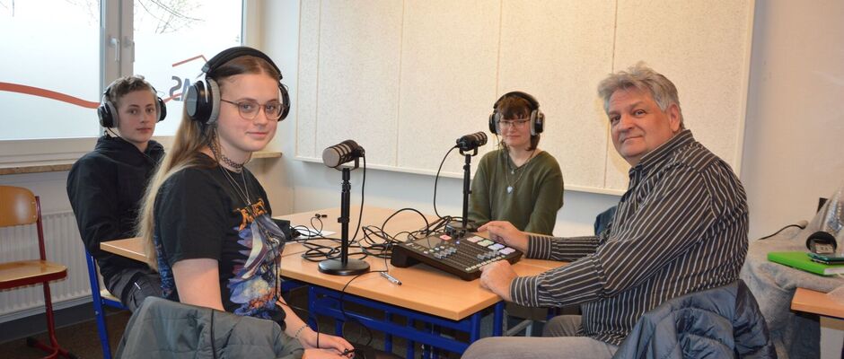 Moderator Jörg Lotze mit Schüler*innen der Gemeinschaftsschule Meldorf Foto: Dana Müller