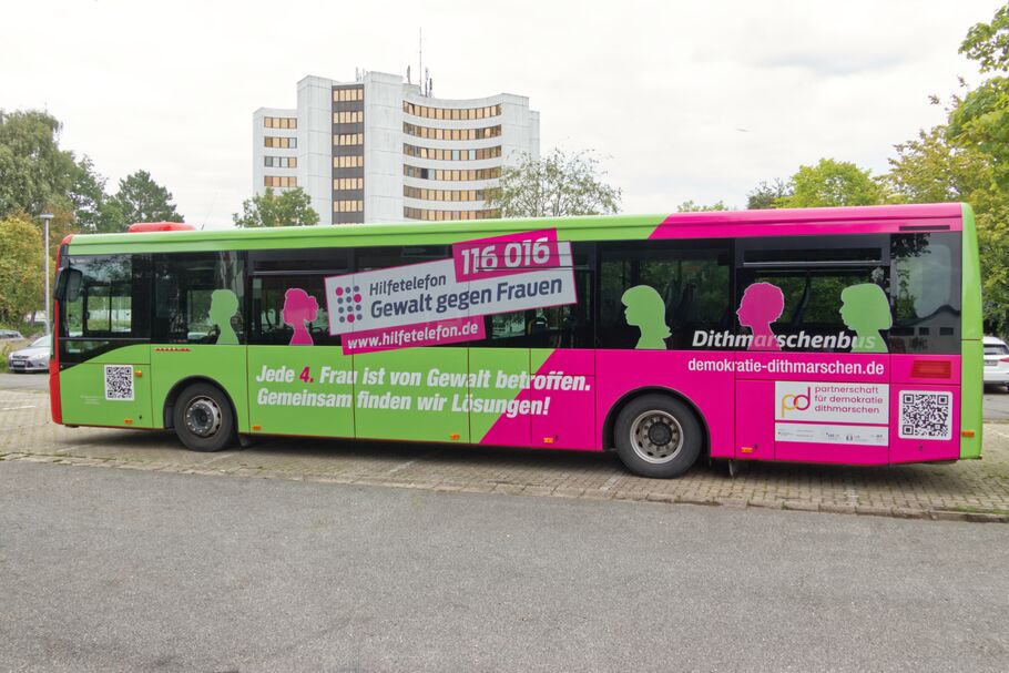 Auffallen ist gewollt: Kampagnenbus „Hilfetelefon Gewalt gegen Frauen“